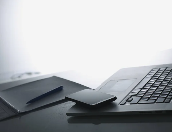 Офисные объекты и компьютер на белом столе — стоковое фото
