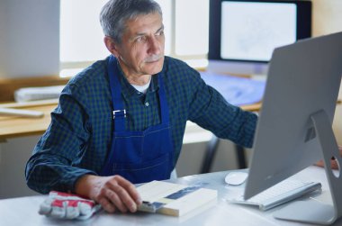 Ofisteki çizim masasında çalışan mimar