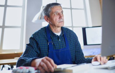 Ofisteki çizim masasında çalışan mimar