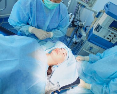 Ameliyathanede çalışan bir cerrah.