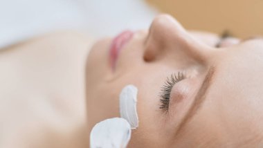 Spa yüz maskesi uygulaması. Spa güzelliği organik yüz maskesi uygulaması.