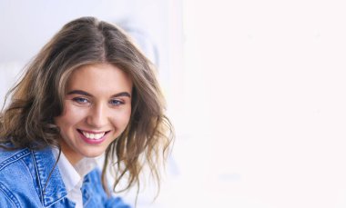 Kendinden emin, genç bir kadının çalışma masasında oturan görüntü