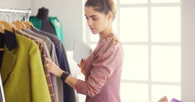 Askıları olan güzel bir stilist.