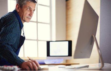 Ofisteki çizim masasında çalışan mimar