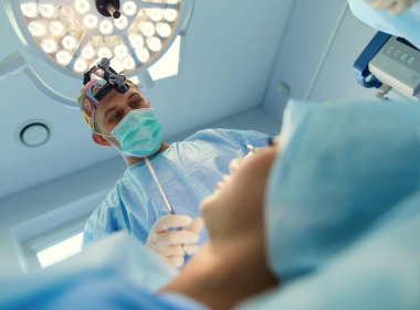 Ameliyathanede çalışan bir cerrah.