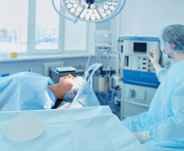 Man surgeon at work in operating room — Stock Photo, Image