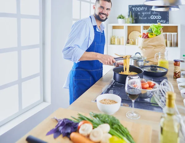 Mann bereitet leckeres und gesundes Essen in der heimischen Küche zu — Stockfoto