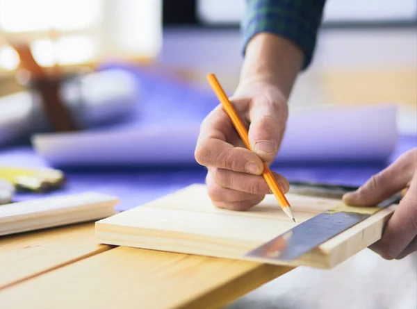 Arquiteto trabalhando na mesa de desenho no escritório — Fotografia de Stock