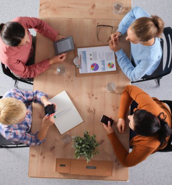 Bir grup genç yaratıcı insan bir projeyi tartışıyor..