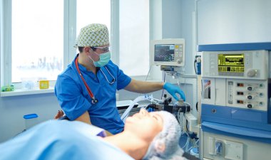 Ameliyathanede çalışan bir cerrah.