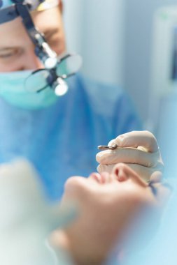 Ameliyathanede çalışan bir cerrah.