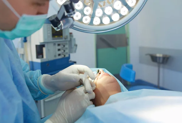 Chirurg bei der Arbeit im OP — Stockfoto