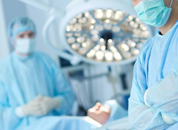 Cirujano masculino sobre fondo en quirófano — Foto de Stock
