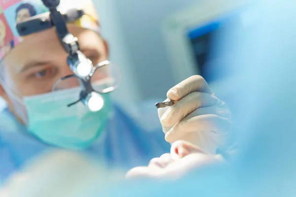 Chirurg bei der Arbeit im OP — Stockfoto