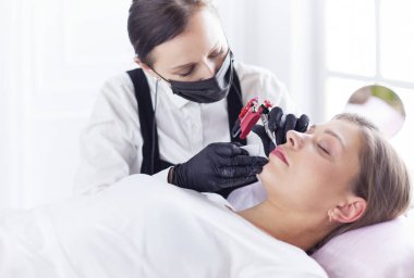 Kalıcı Kalıcı Kaşlara Makyaj Uygulayan Kozmetikçi