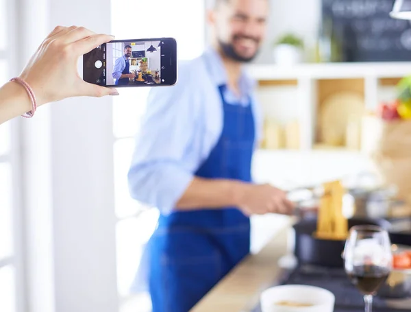 Man preparing delicious and healthy food in the home kitchen . His making video for his blog. — Stock Photo, Image