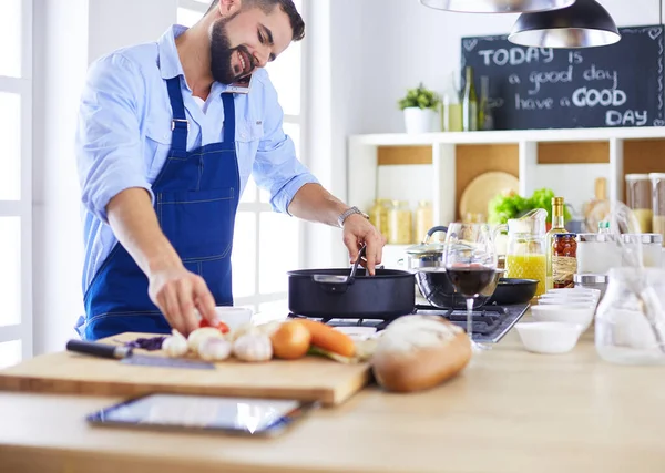 Mann bereitet leckeres und gesundes Essen in der heimischen Küche zu — Stockfoto