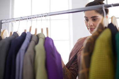 Askıları olan güzel bir stilist.