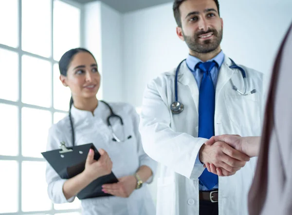 Profesionální lékaři potřesení rukou v nemocnici, stojí spolu — Stock fotografie