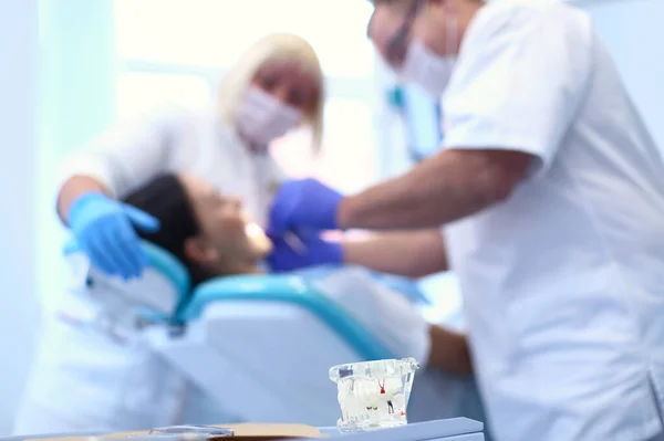 Tandläkare och hans assistent utför en grundlig undersökning — Stockfoto