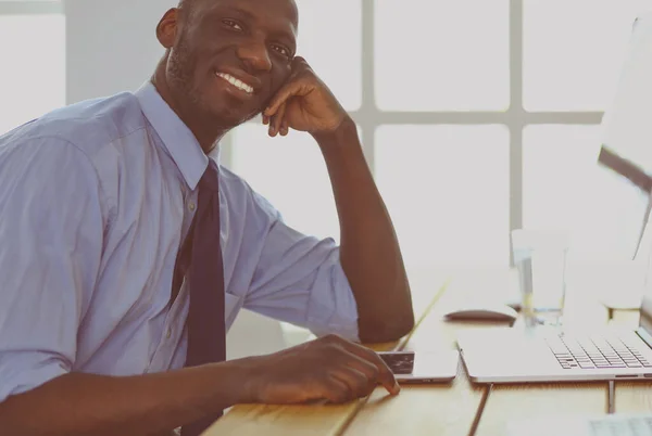 Homme d'affaires afro-américain sur casque de travail sur son ordinateur portable — Photo