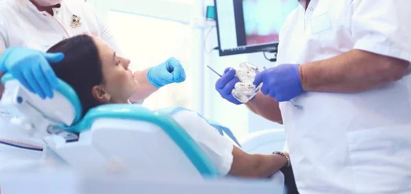 Стоматолог і його помічник проводять ретельне обстеження — стокове фото