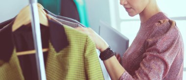 Askıları olan güzel bir stilist.