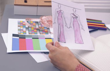 Stüdyosunda güzel bir stilist var.