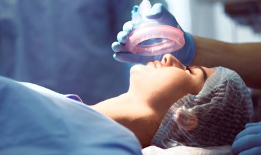 Ameliyathanede çalışan bir cerrah.