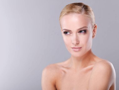 Yüzüne dokunan güzel bir spa kadını portresi