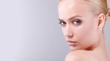 Yüzüne dokunan güzel bir spa kadını portresi