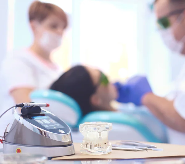 Zahnmedizinische Geräte Werkzeuge Zahnarzt Medizin auf dem Schreibtisch — Stockfoto