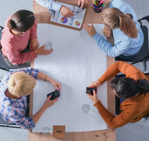 Grupo de jóvenes creativos discutiendo un proyecto . —  Fotos de Stock