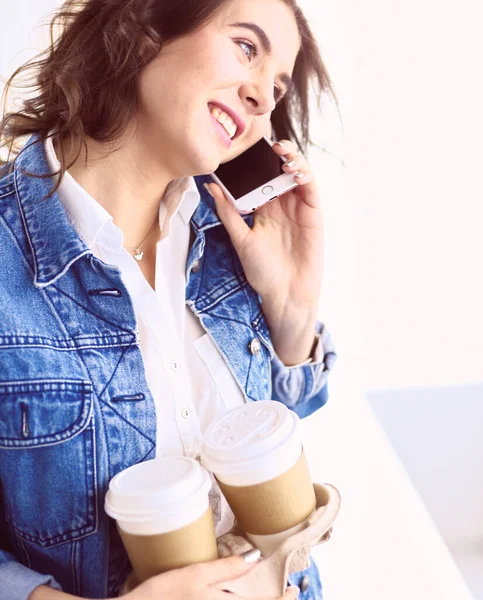 Joven mujer de negocios hablando por teléfono en la cafetería — Foto de Stock