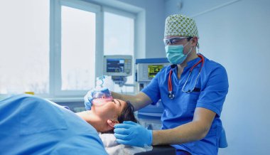 Ameliyathanede çalışan bir cerrah.