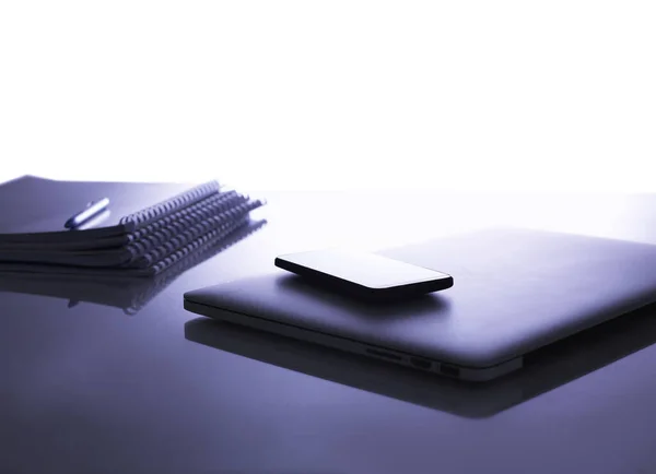 Ofis nesneleri ve bilgisayar beyaz masada — Stok fotoğraf