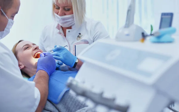 Médico y paciente en la clínica dental — Foto de Stock