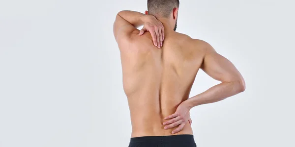 Joven sosteniendo su cuello con dolor. Concepto médico —  Fotos de Stock