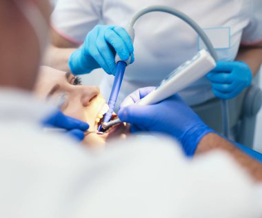 Doktor ve hasta diş kliniğinde.