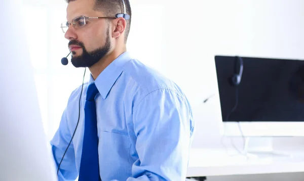 Empresário no escritório no telefone com fone de ouvido, Skype, FaceTime — Fotografia de Stock