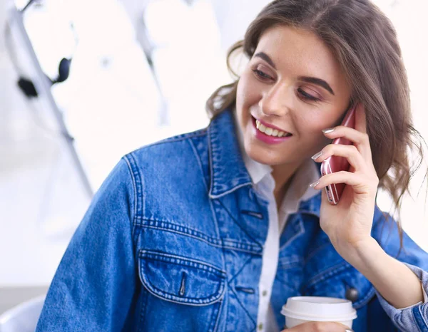 Joven mujer de negocios hablando por teléfono en la cafetería — Foto de Stock