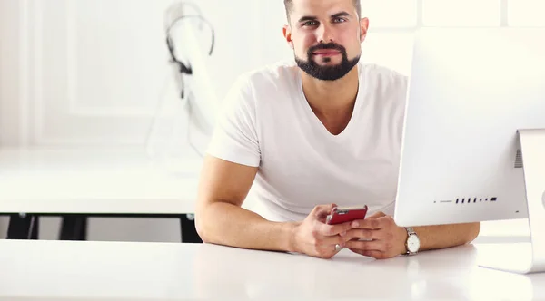 Geschäftsmann im Büro am Telefon mit Headset, Skype — Stockfoto