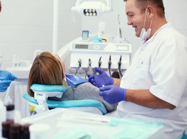 Médico e paciente na clínica odontológica — Fotografia de Stock