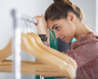 Askıları olan güzel bir stilist.