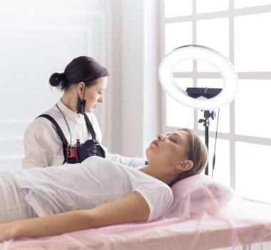 Mikroplu kaşlar güzellik salonunda akıyor..