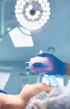 Ameliyathanede çalışan bir cerrah.