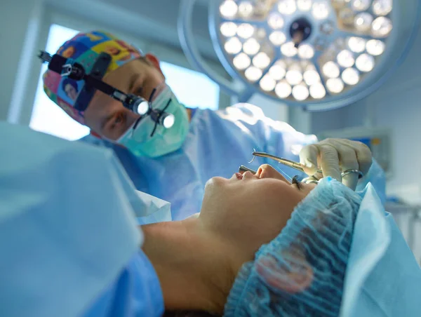 Man chirurg aan het werk in de operatiekamer — Stockfoto