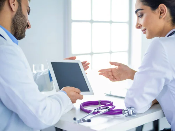 Klinikteki masada oturan doktorlar. — Stok fotoğraf