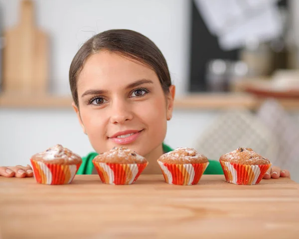 Mooie jonge vrouw koken in keuken thuis — Stockfoto