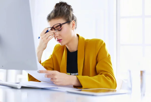 Portrait of a young tired businesswoman using laptop and working — Stock Photo, Image